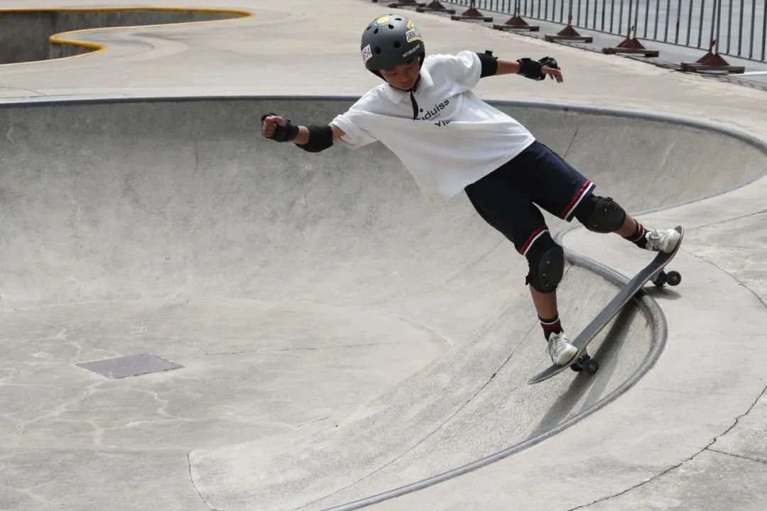 极限滑板赛,年轻选手再创新高 极限滑板赛,年轻选手再创新高