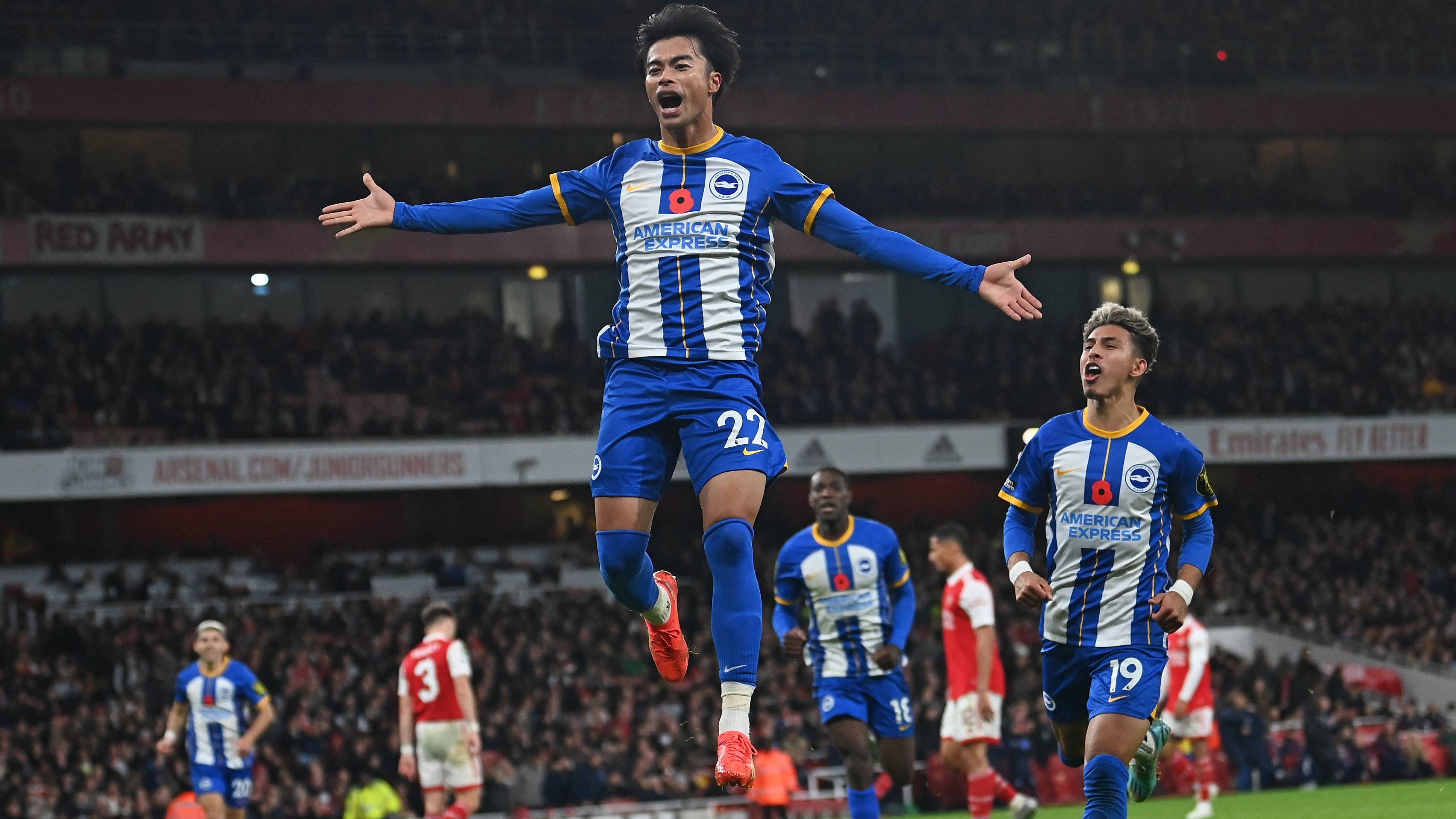 英超关键战,教练赞队员 英超关键战,教练赞队员